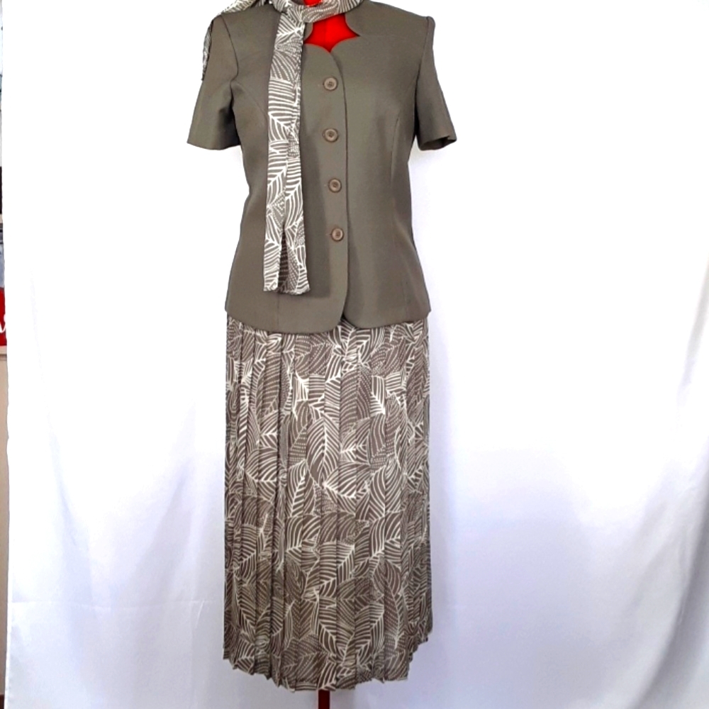 Leslie Fay Stylish 2 Pc Skirt Set w/Scarf